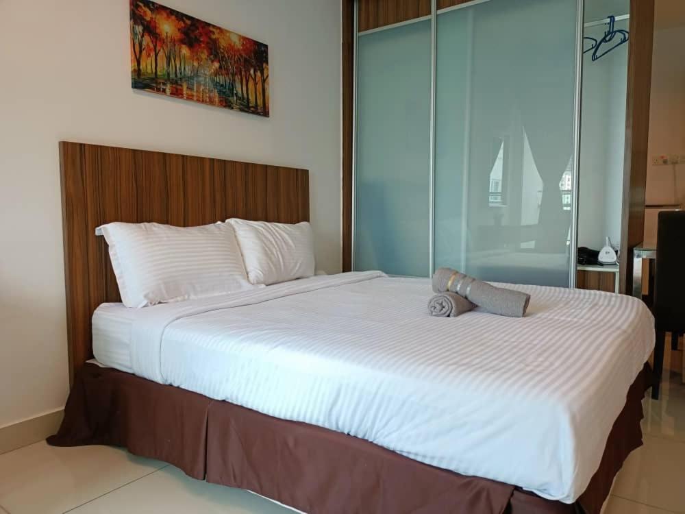 Family Suites At Mansion One By Maj George Town Exteriör bild